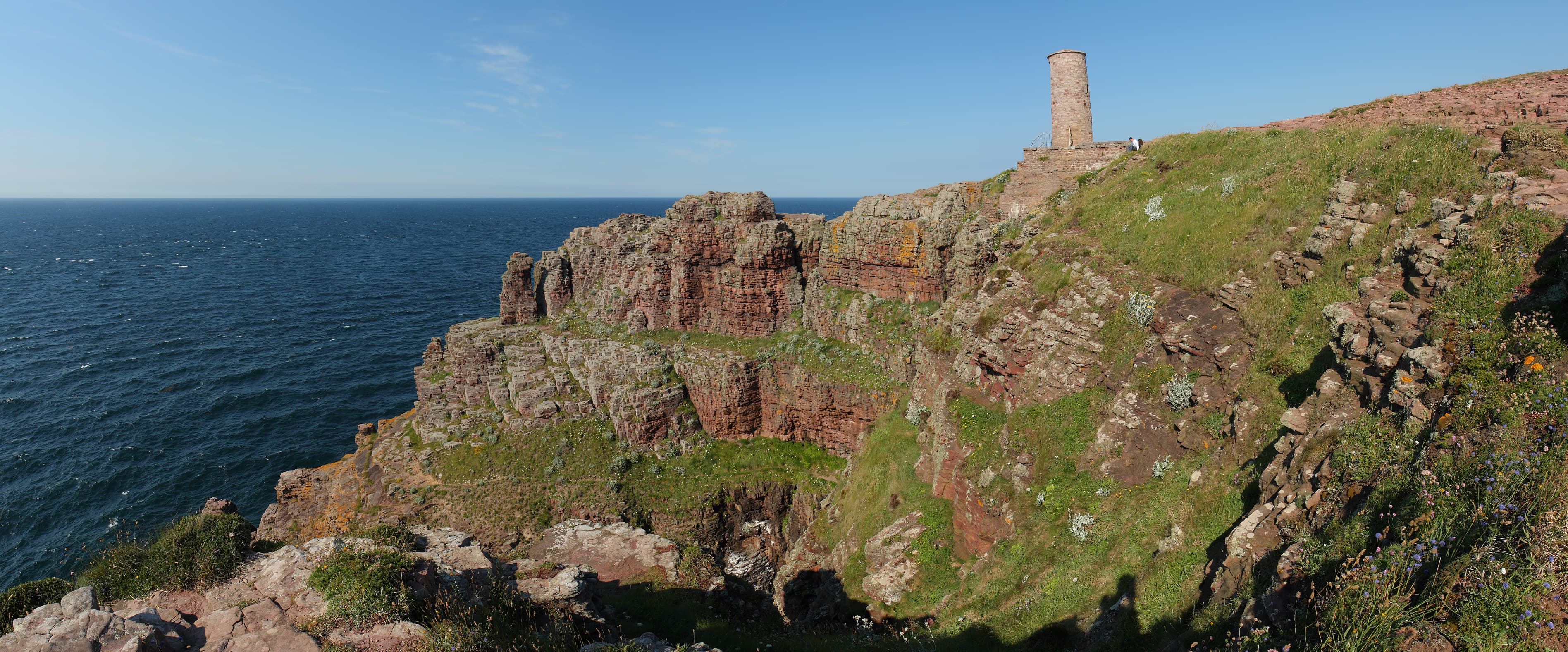 Cap Fréhel, falaises rouges et phare.