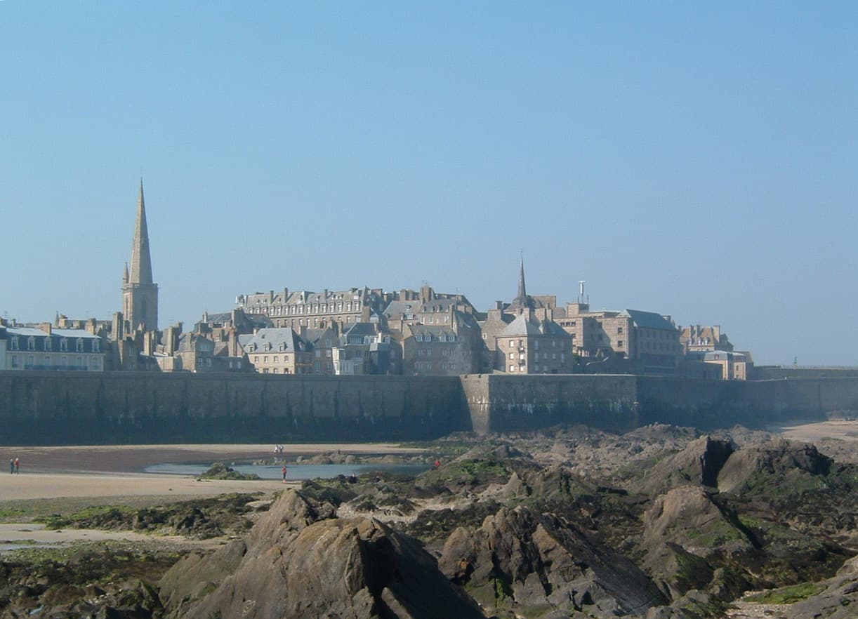 Remparts de Saint-Malo et vue sur la baie.