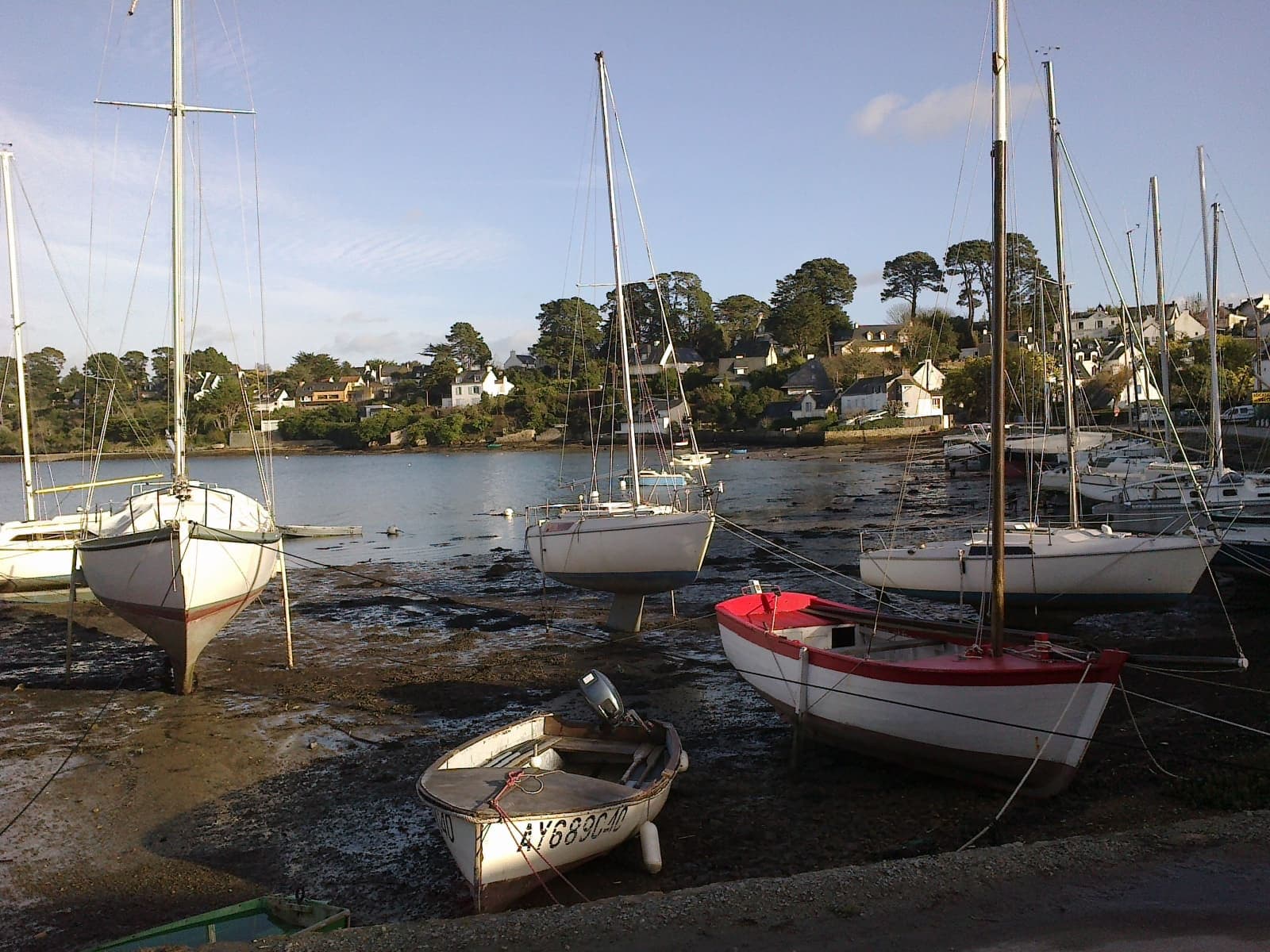 Port de l’Île-aux-Moines vu depuis le golfe du Morbihan.