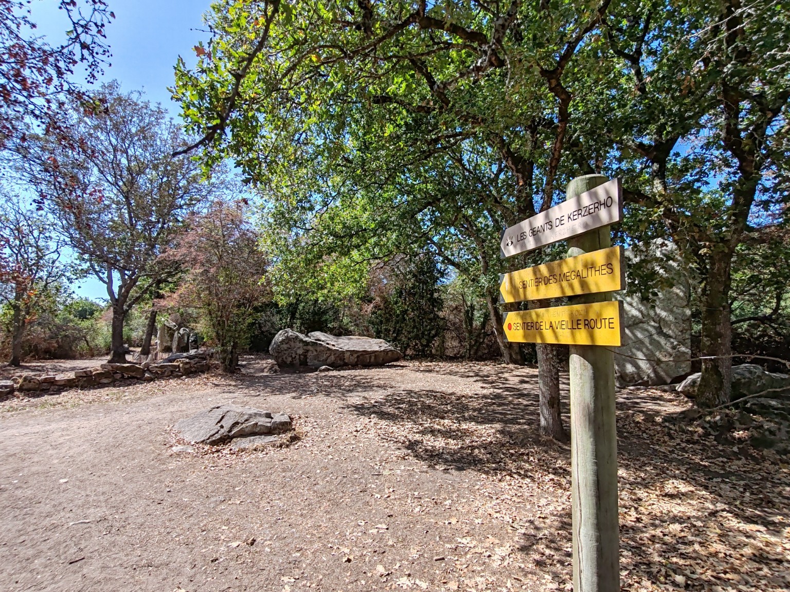 Panneaux vers les Géants de Kerzerho, le sentier des mégalithes et le sentier de la vieille route