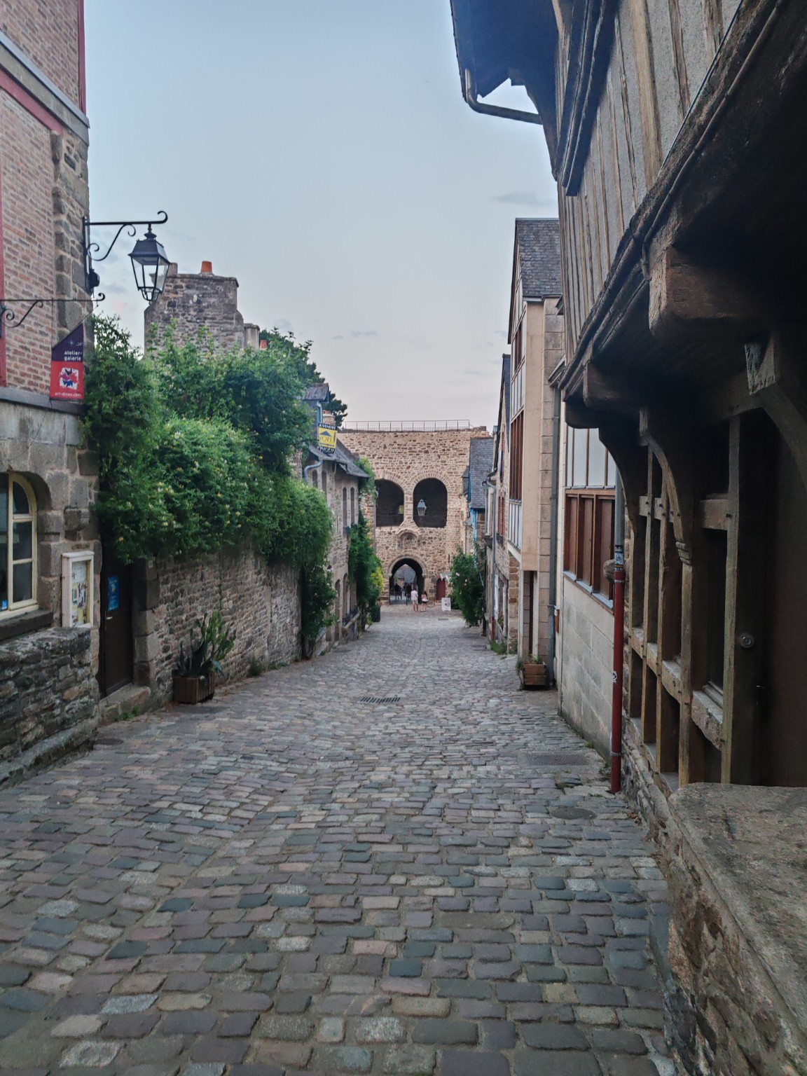 Rue pavée et maisons à pans de bois dans le centre historique de Dinan en Bretagne