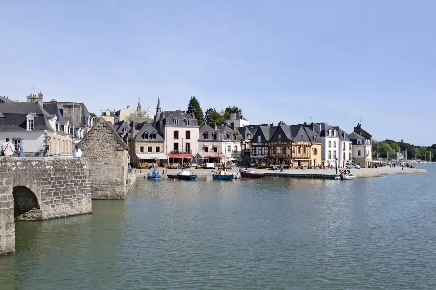 Port de Saint-Goustan à Auray, son pont de pierre et ses maisons
