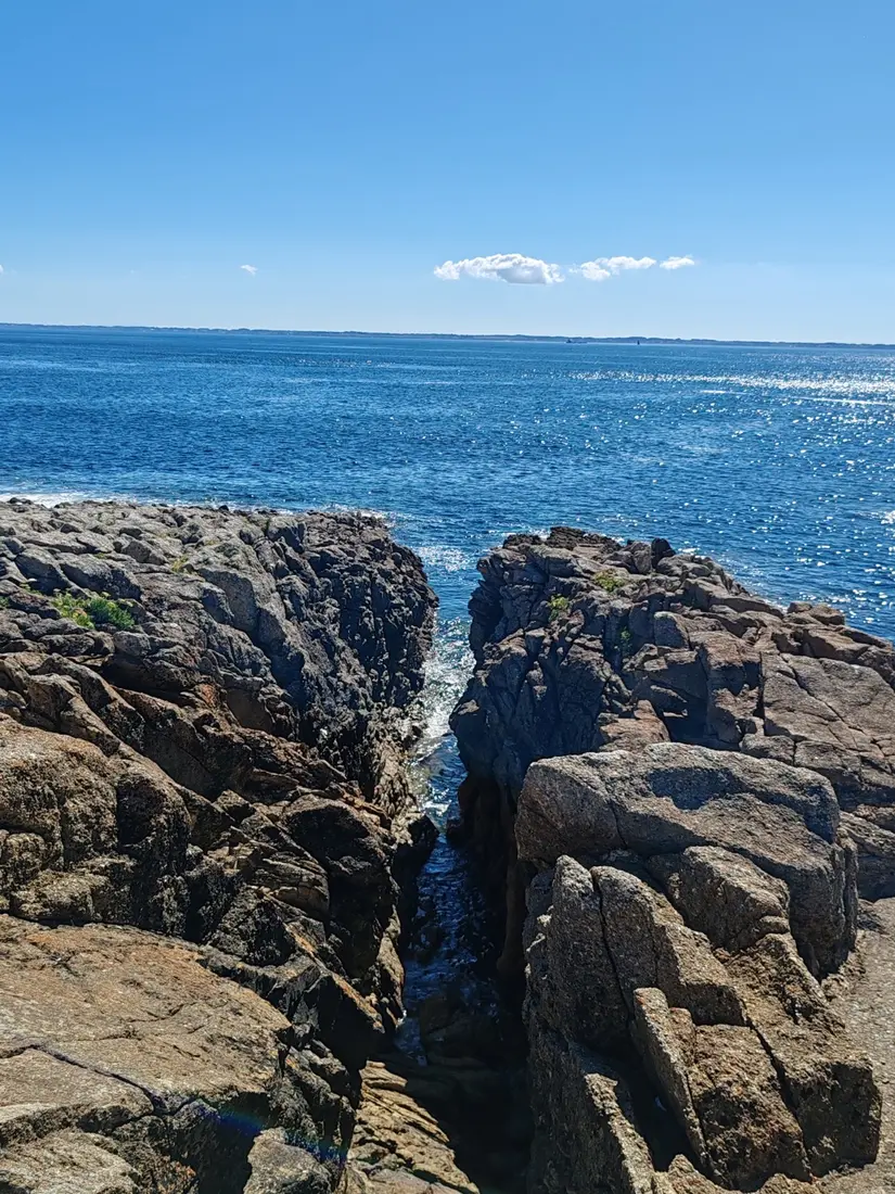 Rochers et mer bleue sur la Côte Sauvage de Quiberon