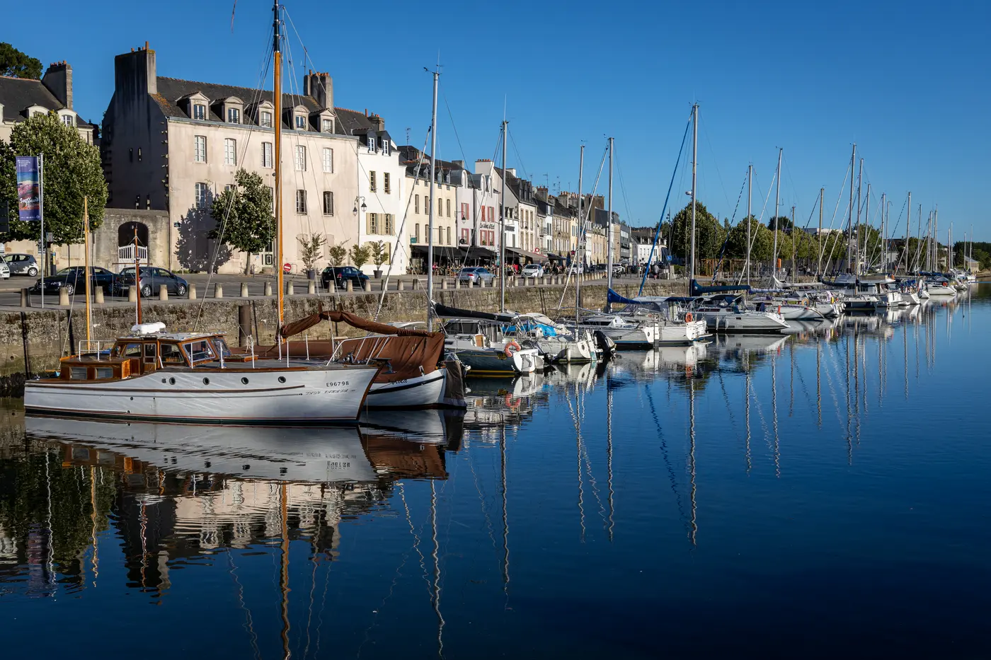 Bateaux dans le port de Vannes et façades du quai