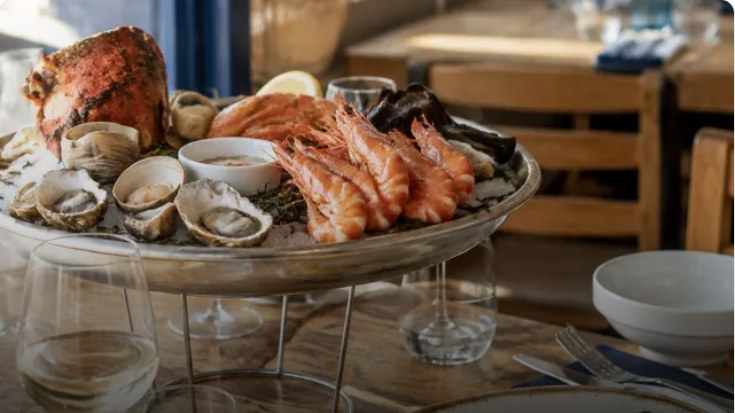 Illustration d’ambiance d’un plateau de fruits de mer pour l’adresse du jour