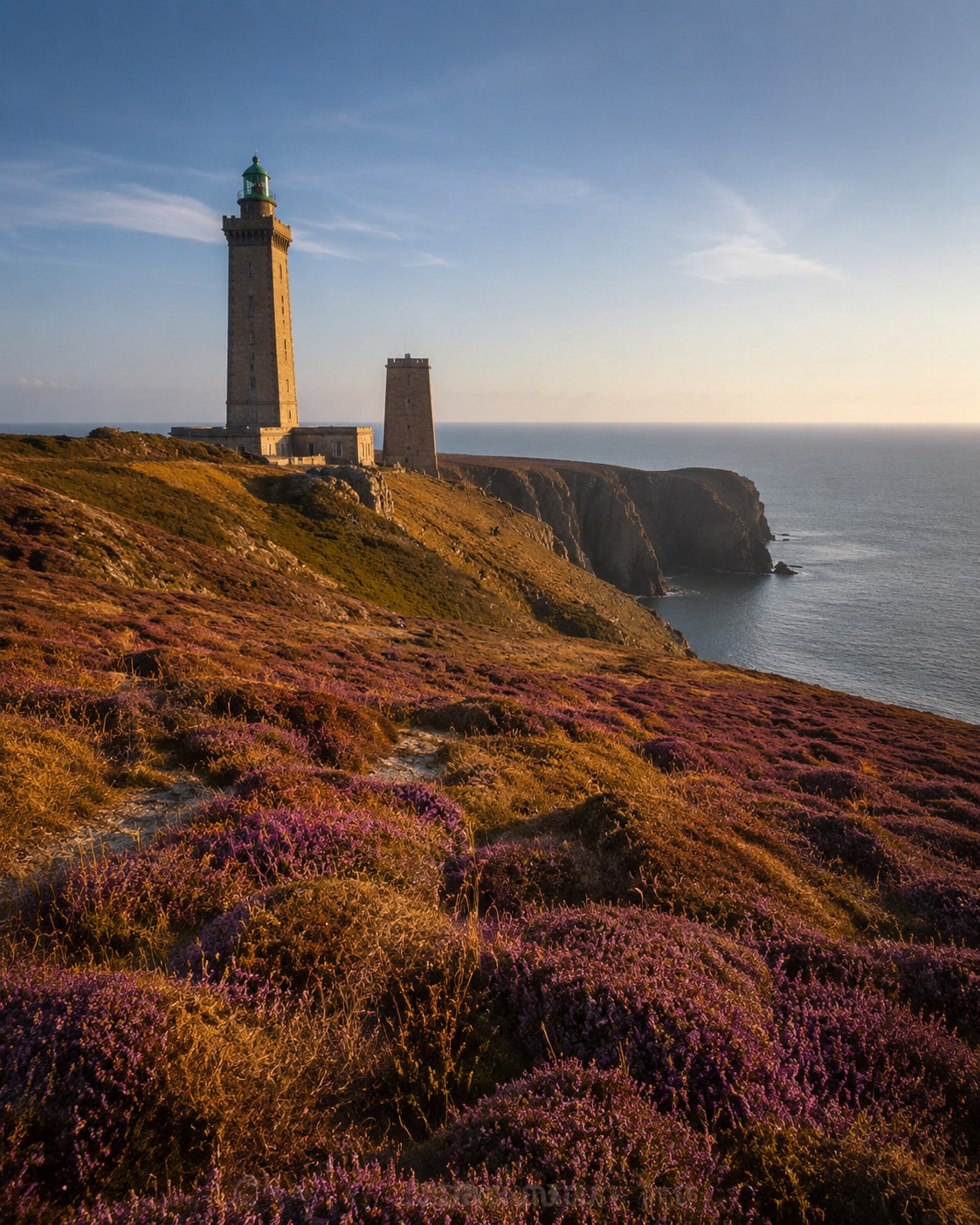Phare du Cap Fréhel et lande côtière pour illustrer le Plan B