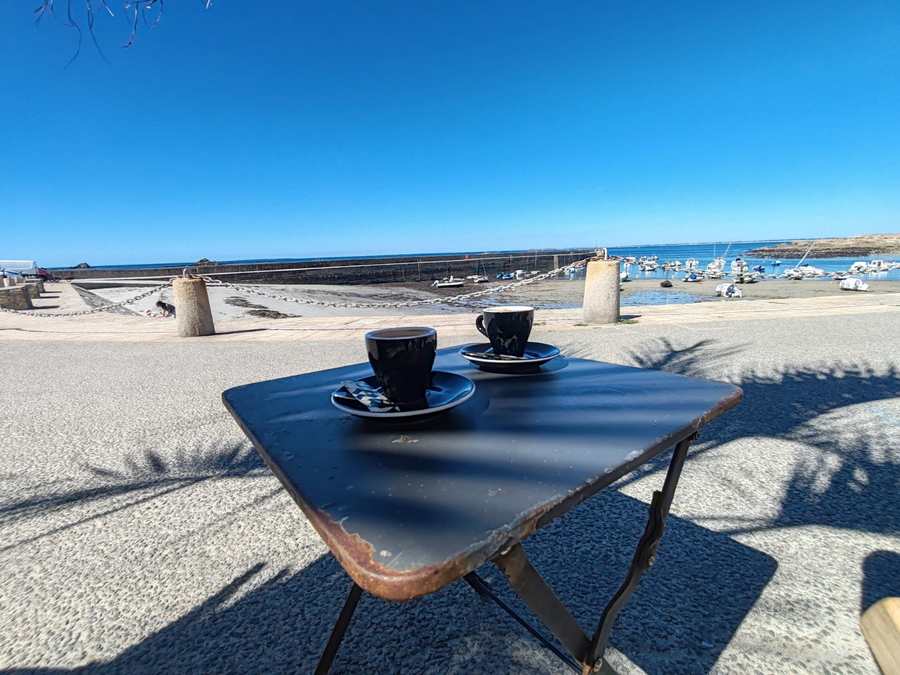 Pause café face au port sur la presqu’île de Quiberon