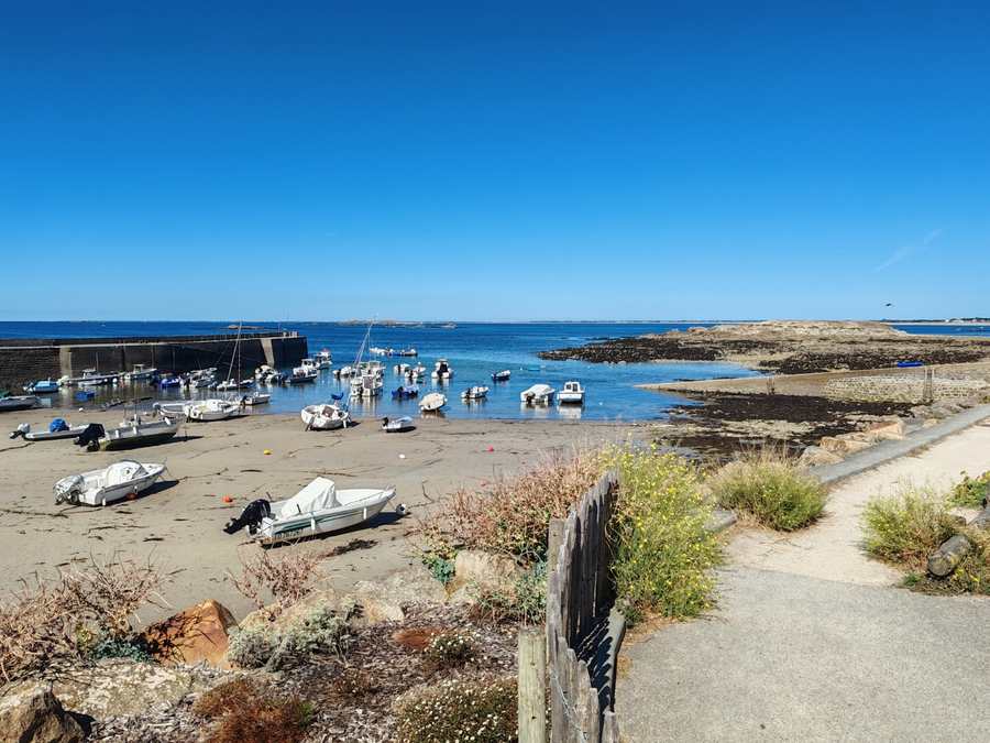 Petit port de la presqu’île de Quiberon à marée basse