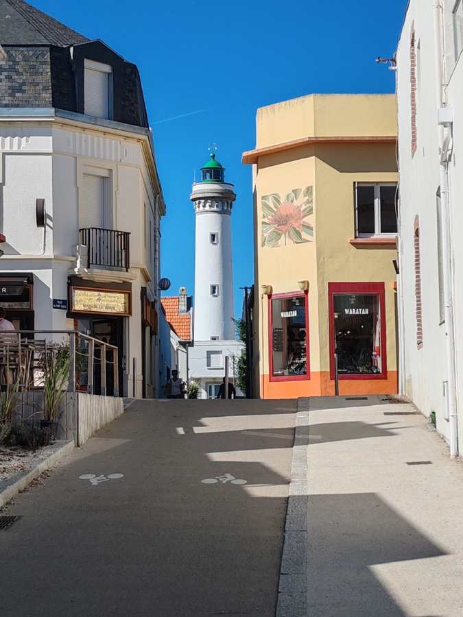 Ruelle de Quiberon avec un phare en arrière-plan